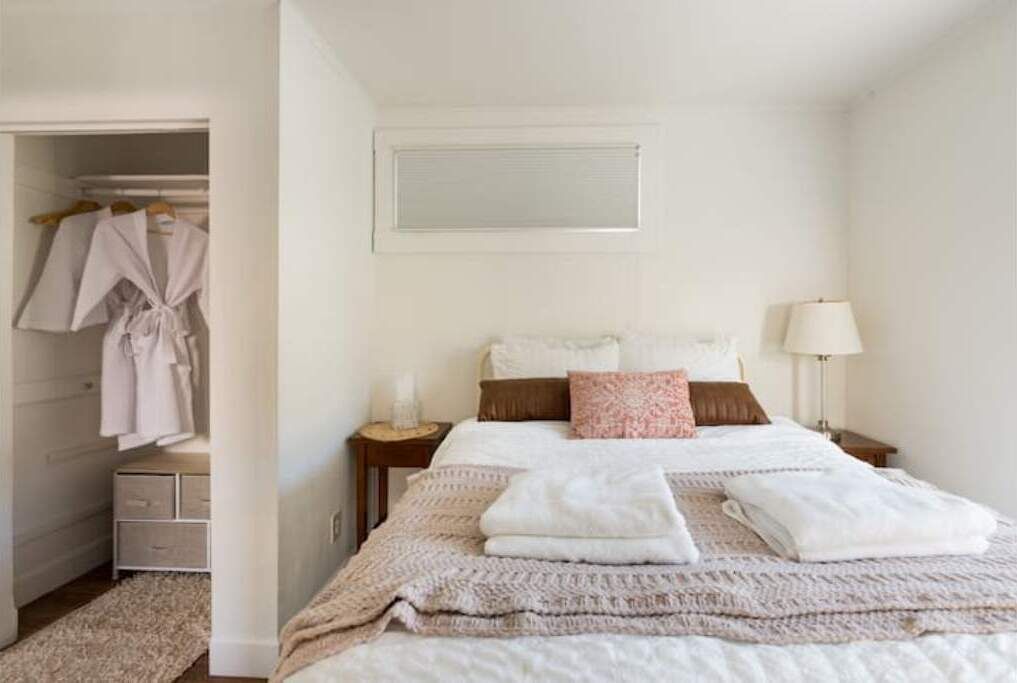 3 bedrooms, desk, free WiFi, bed sheets