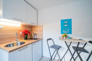 Kühlschrank, Mikrowelle, Ofen, Wasserkocher mit Kaffee-/Teezubehör