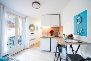 Fridge, microwave, oven, coffee/tea maker