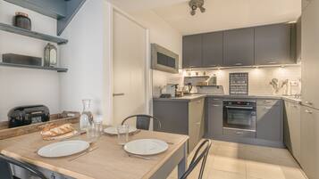 Een koelkast, een microgolfoven, een oven, een vaatwasser