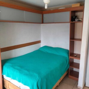 2 bedrooms, iron/ironing board, WiFi