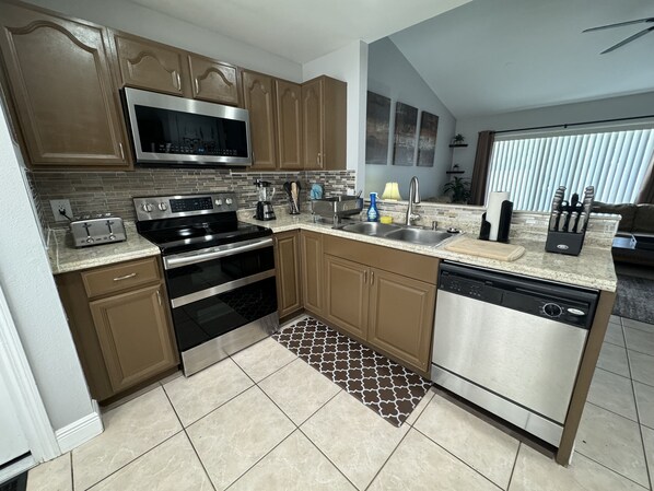 Een koelkast, een microgolfoven, een oven, een kookplaat