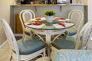 Dining - Beachside Charm! Just A Short Stroll To Miles Of Pristine Beach. (St. Augustine)