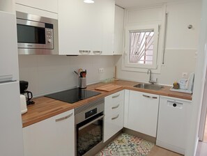 Fridge, microwave, oven, dishwasher - "Stil Mar Apartment for 5 people with communal pool in l'Escala" (Escala (L'))