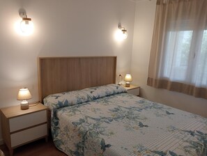 2 عدّة غرف نوم ومكواة/لوح كي