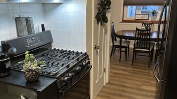 Een koelkast, een magnetron, een oven, een kookplaat