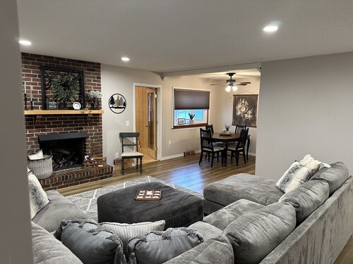 Cozy and Comfortable home with easy access to Hwy 60 and Springfield!