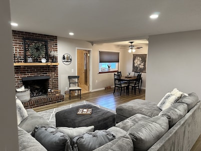 Cozy and Comfortable home with easy access to Hwy 60 and Springfield!