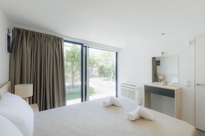 6 bedrooms, iron/ironing board, WiFi, bed sheets - ASTARTE SUNSET VILLA SOUNION (Thimari)