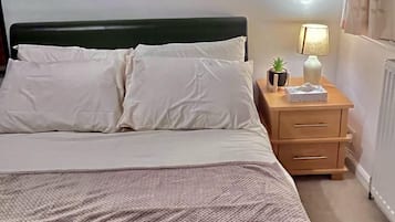 House | 5 bedrooms, iron/ironing board, free WiFi, bed sheets