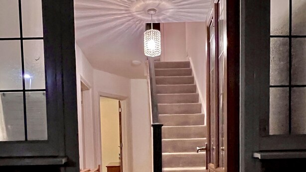 A staircase with a modern design, leading to a room with a wooden floor and a ceiling light fixture. - Comfy and Spacious 5-bed House in Cambridge (Cambridge)
