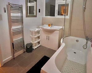 House | Bathroom | Combined shower/tub, deep soaking tub, free toiletries, hair dryer - Comfy and Spacious 5-bed House in Cambridge (Cambridge)
