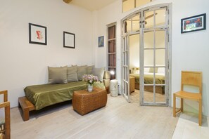 Surréalisme | Wohnbereich | 50-cm-Smart-TV mit Kabelempfang