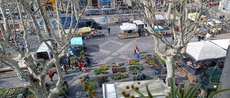 Un mercado al aire libre con varios puestos y gente.