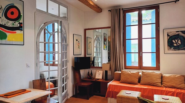 Impressionnisme | Wohnbereich | 50-cm-Smart-TV mit Kabelempfang