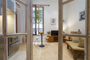 Abstraction | Living area | 50-cm Smart TV with cable channels - La Maison Verte Sète (Sète)