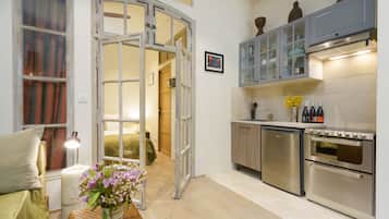 Surréalisme | Private kitchen | Mini-fridge, oven, stovetop, dishwasher