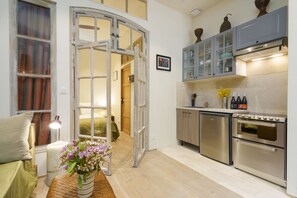 Surréalisme | Cocina privada | Frigobar, horno, parrilla de estufa y lavavajillas 