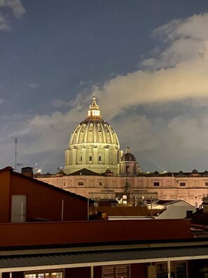 A large domed building with a central spire, surrounded by other buildings. - C&Y Apt - Roma Vaticano - New Exclusive Penthouse (Roma)