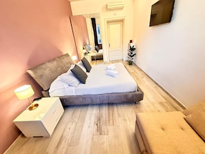 2 habitaciones, escritorio y tabla de planchar con plancha 