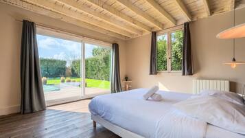 5 slaapkamers, een bureau, een strijkplank/strijkijzer, internet