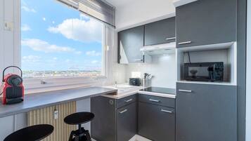 Een koelkast, een microgolfoven, een koffiezetapparaat/waterkoker