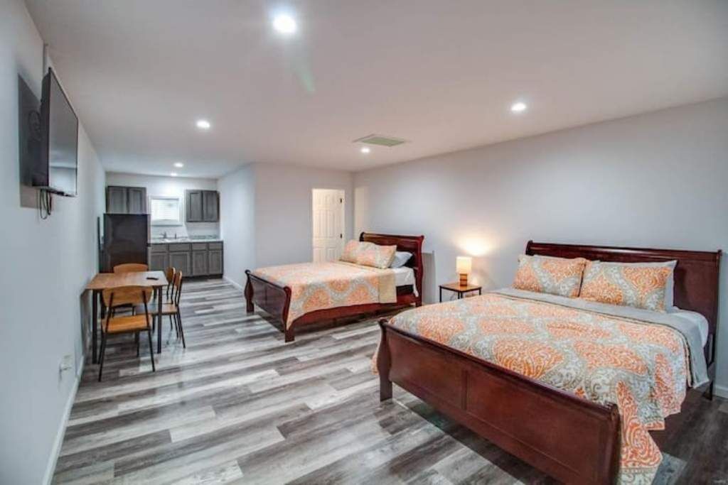 Une chambre avec deux lits, un bureau et une chaise.