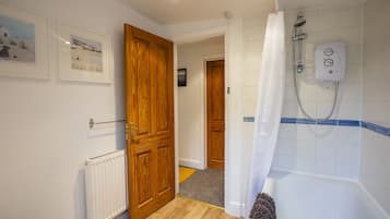 Cottage | Bathroom | Combined shower/tub, deep soaking tub, free toiletries, hair dryer