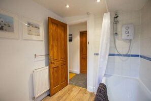 Casa de campo | Baño | Tina con regadera, tina profunda, amenidades de baño gratuitas 