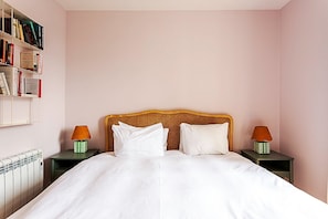 1 slaapkamer, een strijkplank/strijkijzer, internet, beddengoed