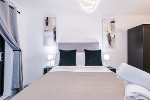 2 bedrooms, iron/ironing board, free WiFi, bed sheets - Short and Long Stay Deals for Business and Leisure (Salford)