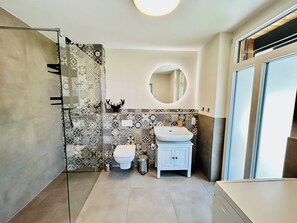 Secador de cabelo, sabonete, papel higiênico