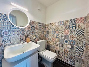 Sèche-cheveux, savon, papier toilette