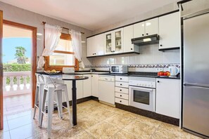 Mikrowelle, Geschirrspüler, Wasserkocher mit Kaffee-/Teezubehör