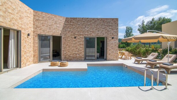 Et moderne hus med swimmingpool, udendørs siddepladser og en patio.