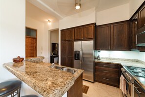 Een koelkast, een magnetron, een oven, een kookplaat