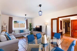 Smart TV - Villa Alicia Fuerteventura by Villa Plus (Corralejo)