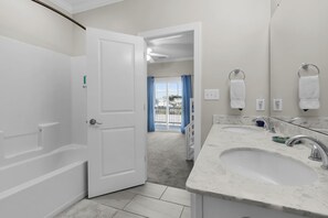Shower, towels, soap, shampoo - Relaxing Getaway at Atlantic Beach (Atlantic Beach)