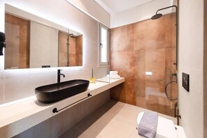 Secador de cabelo, toalhas de banho