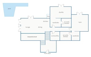Plano de planta que muestra una piscina, sala de estar, comedor, cocina, habitación doble, habitación con camas individuales y baño propio.