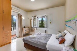 4 bedrooms, desk, iron/ironing board, free WiFi