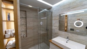 Dusche, Haartrockner, Bidet, Handtücher