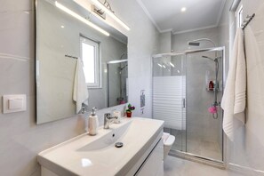 Secador de cabelo, toalhas de banho