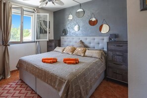 4 عدّة غرف نوم وواي فاي وملاءات أسرّة