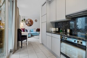 Kjøleskap, mikrobølgeovn, ovn og kokeplater