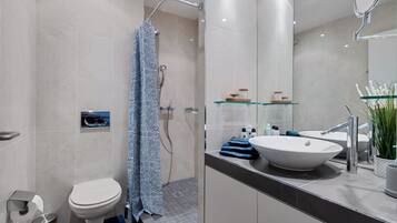 Dusche, Haartrockner, Handtücher, Seife