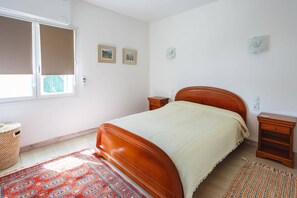 1 habitación, escritorio, tabla de planchar con plancha y wifi gratis 