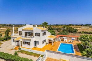 A modern two-story house with a swimming pool, surrounded by greenery and a clear view of the landscape. - Villa Casa de Campo by Villa Plus (Algarve)