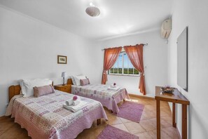 4 bedrooms, iron/ironing board, free WiFi, bed sheets