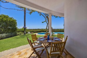 Outdoor dining - Villa Casa do Barrocal by Villa Plus (Loule)
